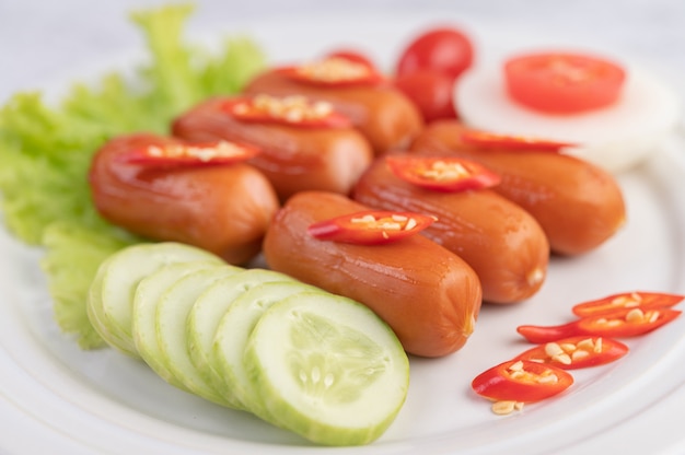 Foto gratuita salchicha colocada en un plato blanco.