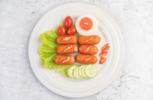 Salchicha colocada en un plato blanco.