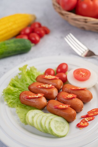 Salchicha colocada en un plato blanco.