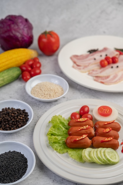 Salchicha colocada en un plato blanco.