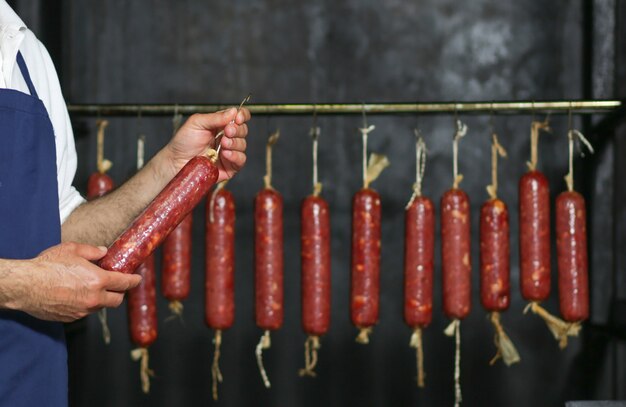 Salchicha masiva producida y colgada dentro de una fábrica