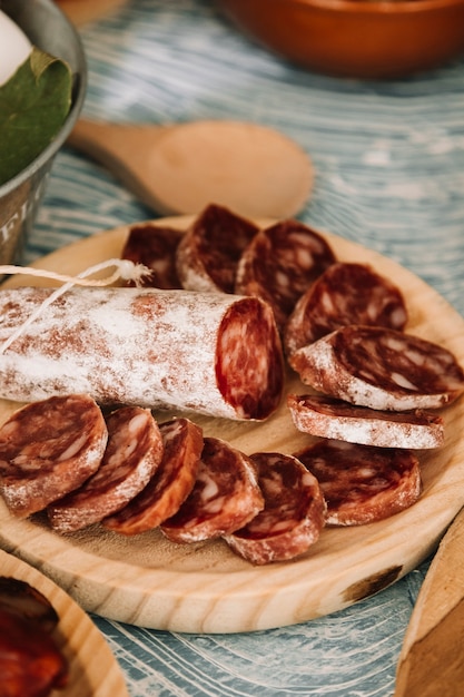 Salchicha en rodajas en la mesa