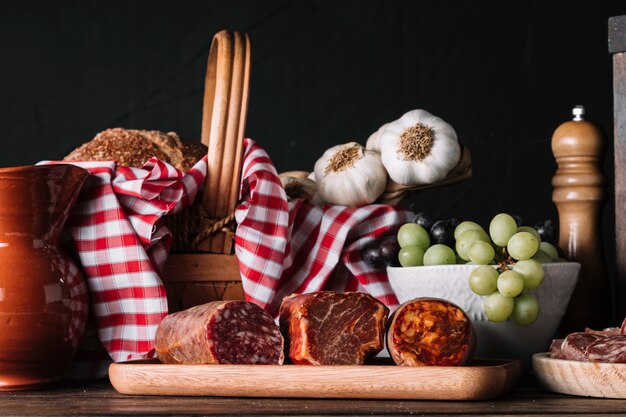 Salchichas ahumadas cerca de los alimentos