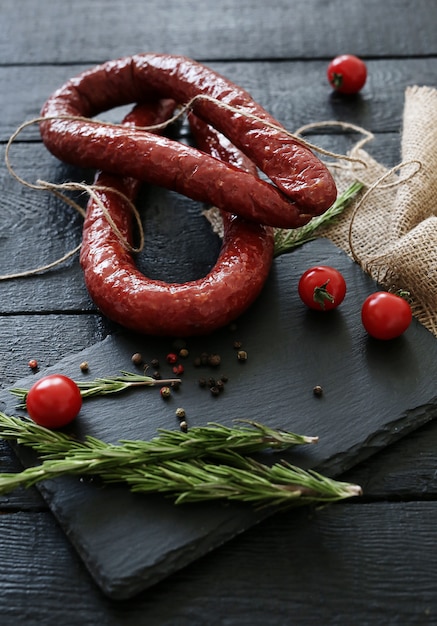 Salchichas asadas con ingredientes