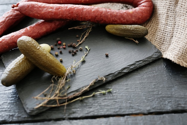 Foto gratuita salchichas asadas con ingredientes