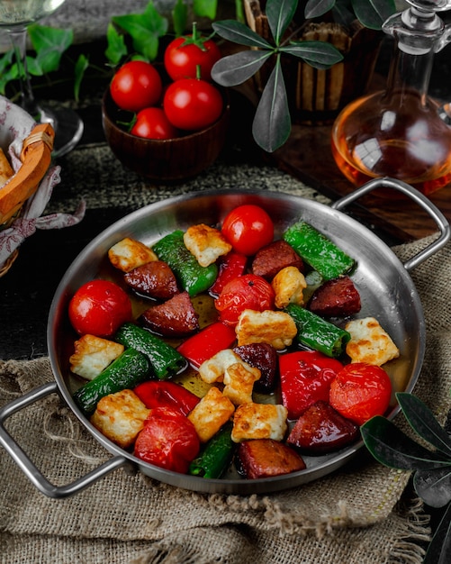 Foto gratuita salchichas asadas y verduras en sartén