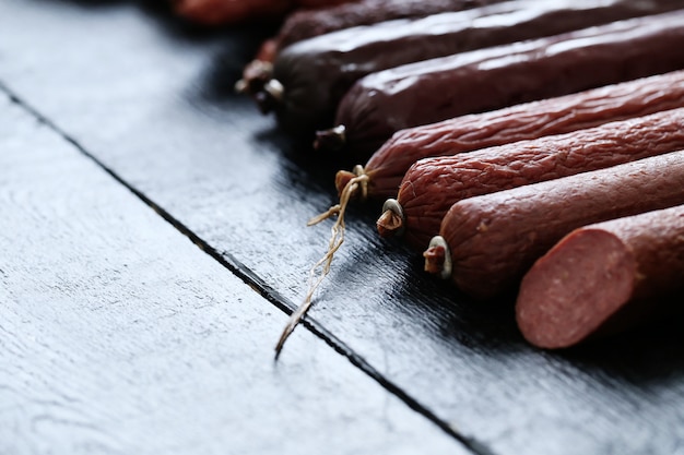 Foto gratuita salchichas asadas