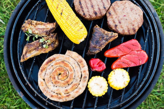 Salchichas a la barbacoa, verduras y carnes a la brasa.