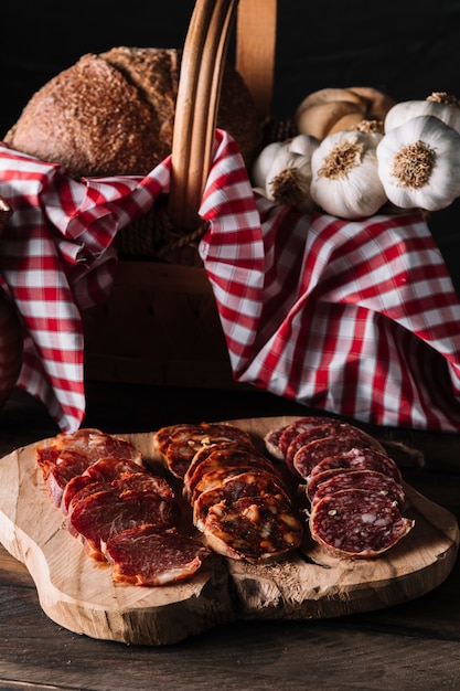 Salchichas cerca de la canasta con comida