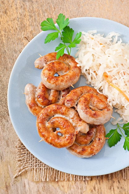 Salchichas fritas bávaras en chucrut