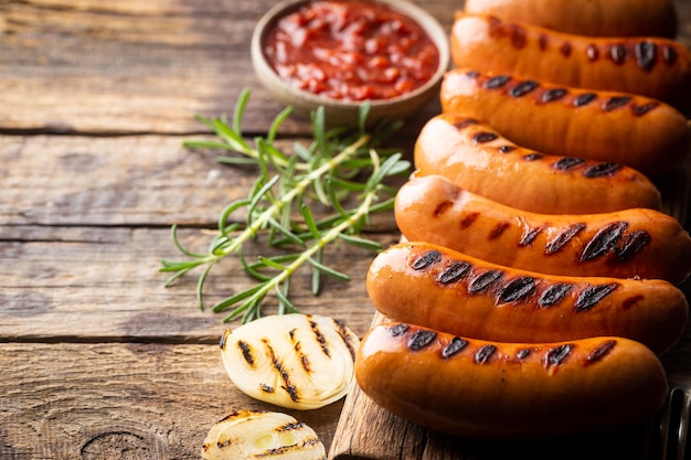 Foto gratuita salchichas fritas deliciosas