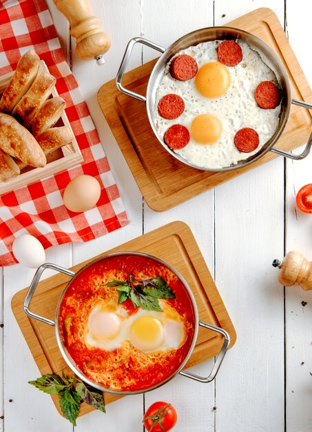 Salchichas fritas con huevos sobre la mesa