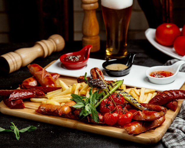 Salchichas fritas con papas fritas y cerveza