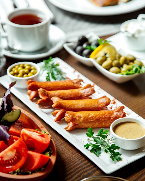 Salchichas fritas y verduras