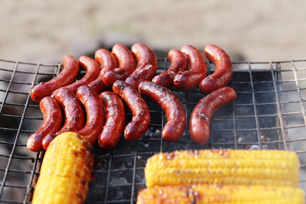 Foto gratuita salchichas y maíz a la parrilla