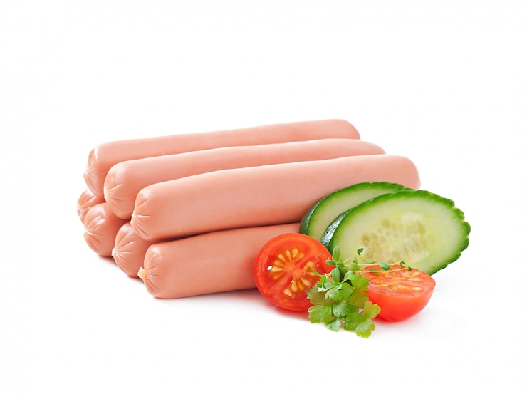 Foto gratuito salchichas a la parrilla y ensalada