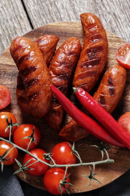 Salchichas a la parrilla y verduras