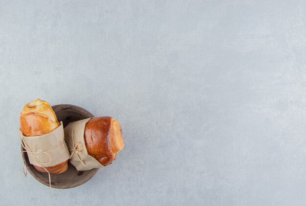 Salchichas de pastelería deliciosas en cuenco de madera.