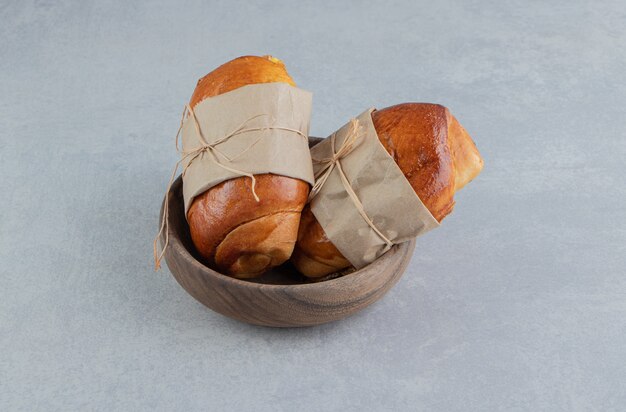 Salchichas de pastelería deliciosas en cuenco de madera.