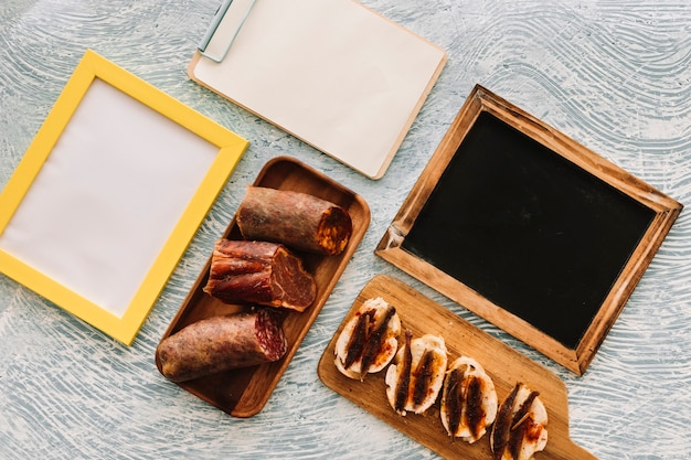 Foto gratuita salchichas y sándwiches cerca de superficies vacías