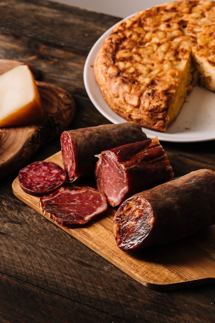 Foto gratuito salchichas surtidas cerca de queso y pastel