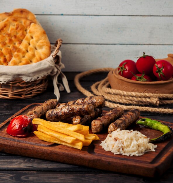 salchichas de ternera a la plancha con arroz, papas fritas, pimiento y tomate