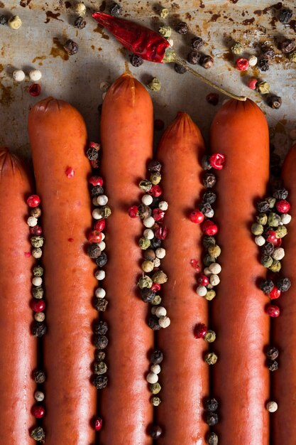 Salchichas de vista superior con mezcla de pimientos