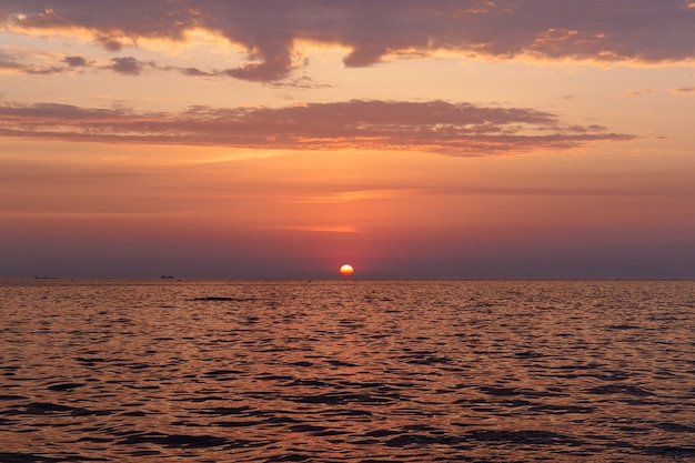 Foto gratuita salida del sol hermosa del mar de la tarde en el verano.