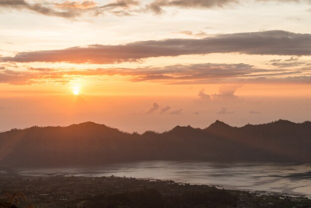 Salida del sol sobre el lago Batur