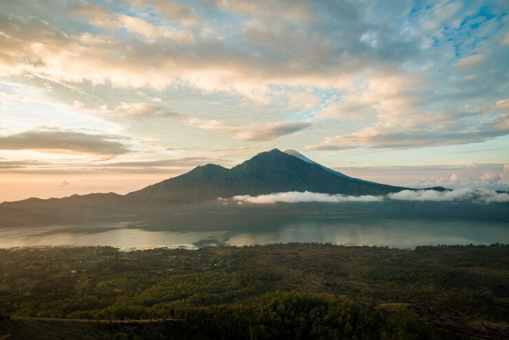 Foto gratuito salida del sol sobre el lago batur