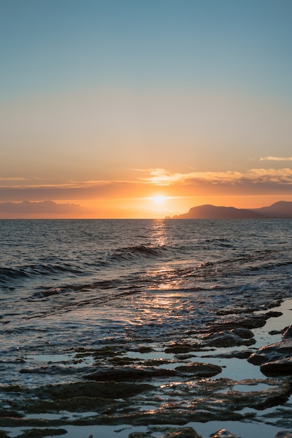 Salida del sol sobre el mar y el hermoso paisaje marino