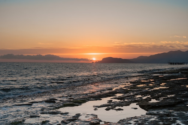 Salida del sol sobre el mar y el hermoso paisaje marino