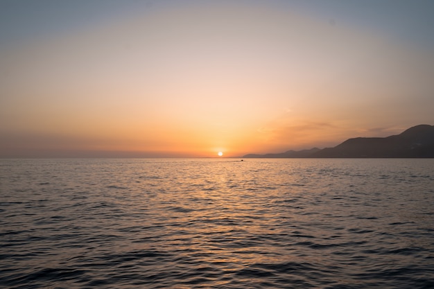 Salida del sol sobre el mar y el hermoso paisaje marino