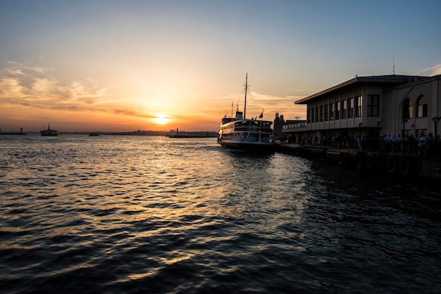 Salida del sol sobre el océano en Estambul, Turquía