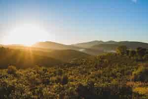 Foto gratuita salida de sol sobre paisaje montuoso