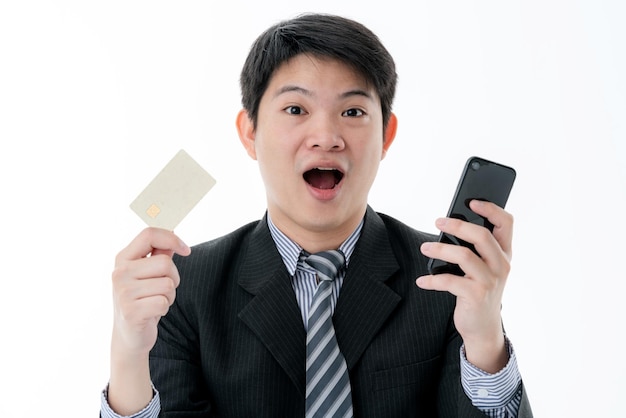 Salió de la cara del hombre asiático de negocios con la tarjeta de crédito lista para comprar el concepto de ideas de negocios
