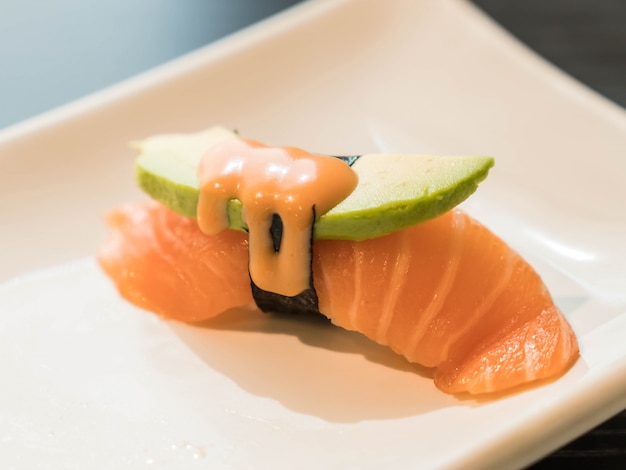 Foto gratuita salmón aguacate nigiri