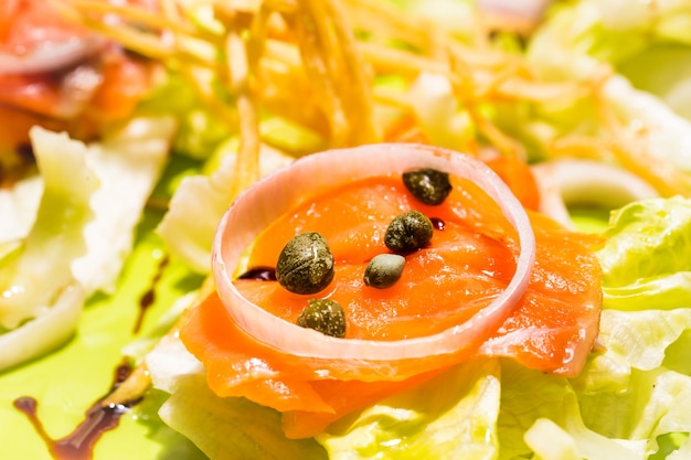 Salmón ahumado con ensalada fresca.