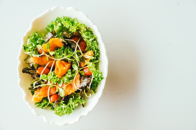 Salmón Ahumado Con Ensalada De Verduras