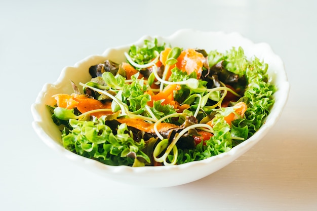 Salmón Ahumado Con Ensalada De Verduras