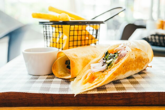 Salmón ahumado con envolturas vegetales