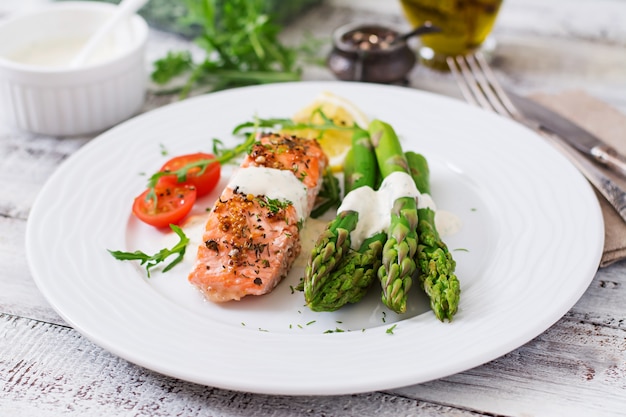 Salmón al horno con espárragos y tomates con hierbas