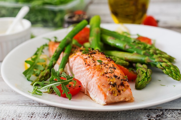 Salmón al horno con espárragos y tomates con hierbas