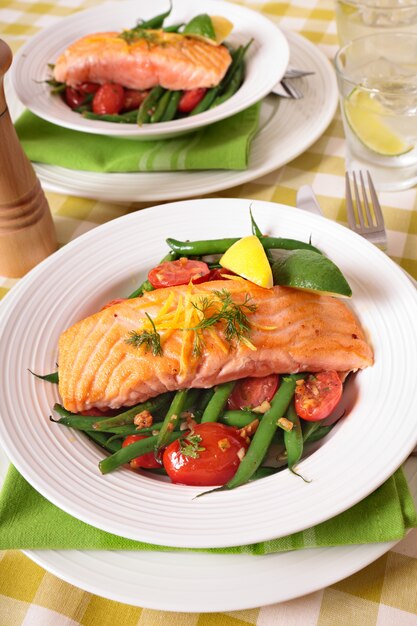 Salmón asado con ensalada de judías