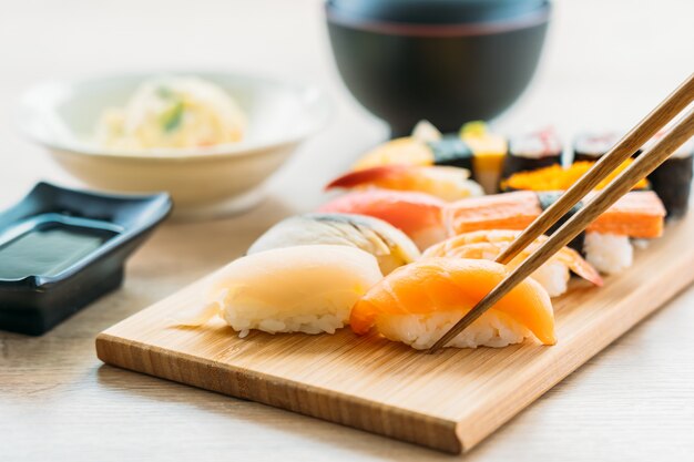 Salmón atún concha camarones y otras carnes sushi maki