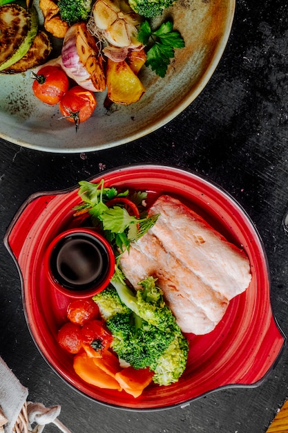 salmón con brócoli tomates verdes y salsa