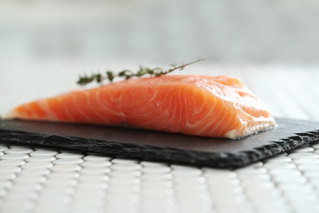 Salmón crudo con sal rosada y romero