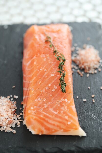 Salmón crudo con sal rosada y romero