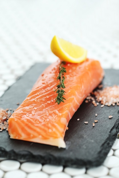 Salmón crudo con sal rosada y romero