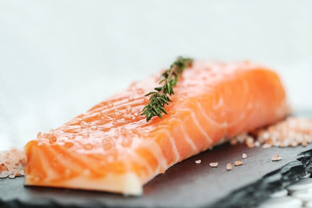 Salmón crudo con sal rosada y romero